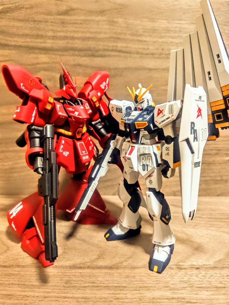 良い眺めですね、こうでないといけません。思えば、この姿にするためにHGUC版を買わされるところでしたからね…それで言うとオプションパーツ扱いでの販売はやはりありがたい。色んなポージングも出来そうですし、ファンネル用に使えそうなアクションベースも並んでました。流石です、バンダイさん（笑）。飛んでいくシーン、撃ってるシーン、バリヤシーン、背負うシーン、整備シーン、エマ・シーン。皆さんどのシチュエーションでこれからアップされるんでしょうね、それらを見せてもらえるのが今から楽しみです。(他力本願（笑）)