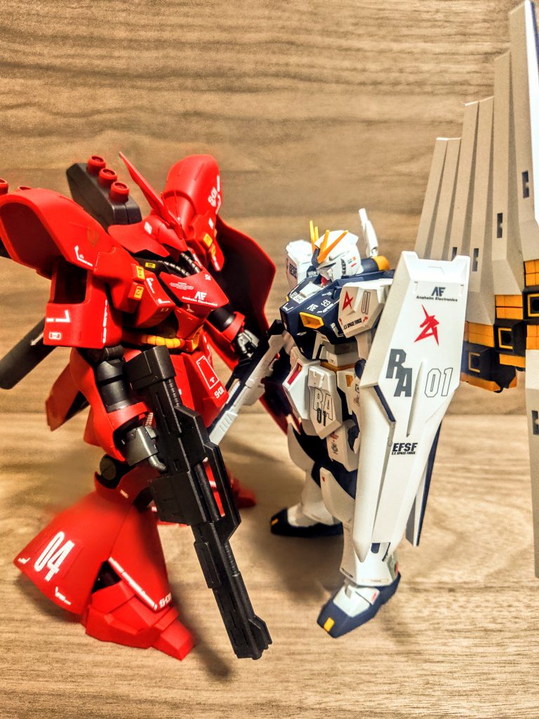 私は素立ちシーンです（笑）。取り付けがプラ軸の一点、おまけに超細くて小さくて、そこだけが不安でいっぱいですが（笑）、まぁきっと何とかなっているのかなと思いこれにて完成。見慣れたνガンダムのスタイルに大満足です。エールストライカーのように、頻繁に再販される事を祈ります。これは結構買いたしたり、新たに作り直したりだとかしたいですもんね。ウチももう一度νガンダム作らなきゃだし、あれもこれもまだあるし、サザビーもリベンジだし。とか何とか言いつつ、今回はここまで。それでは次回お会いしましょう、ではまた。