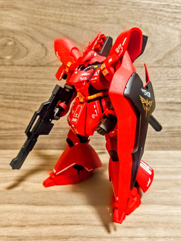 というわけでいつもの角度から。素晴らしい、見えます見えます。この角度からもしっかり見えますね(笑)、プロペラントタンク。これは嬉しい。HGUCのサザビーにも泣き所はいくつかあるんですが、その最大のものが小さ過ぎるプロペラントタンクです。これはいけません、サザビーの背中にポークビッツが。まぁ、元々の設定がそうなんだから仕方ないんですがそれにしたって。