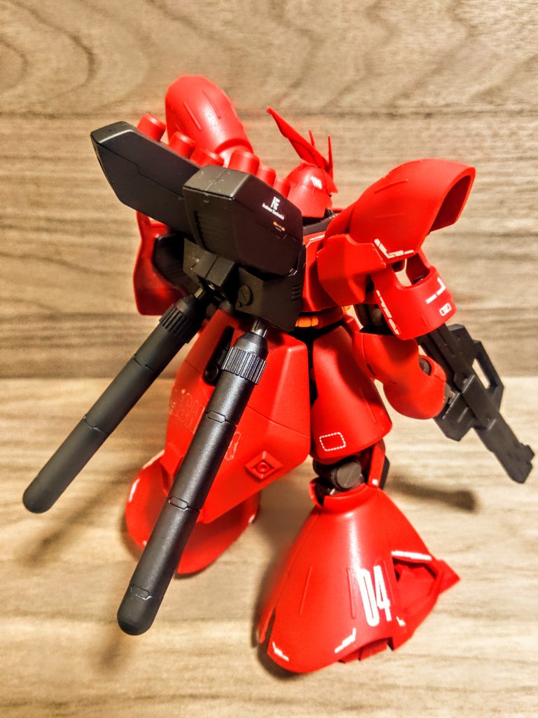 というわけですみませーん、ジャイアントフランク1つ、じゃなかった、コトブキヤさんのプロペラントタンクを2つ持ってきました。このパーツは長さや形状を変更/調整できるタイプなんですよね。ウェーブさんのと悩んでこちらに。このくらいの長さがやはり素晴らしいです。そうそう、サーフェイサーも使いたいんです。近々もう一機サザビーは作るんですが、そちらには白のタンクを背負わせたいので、このタンクの成型色であるグレーを白に塗装しなくちゃ。シナンジュもビックリの真っ白なタンクを目指しましょう。