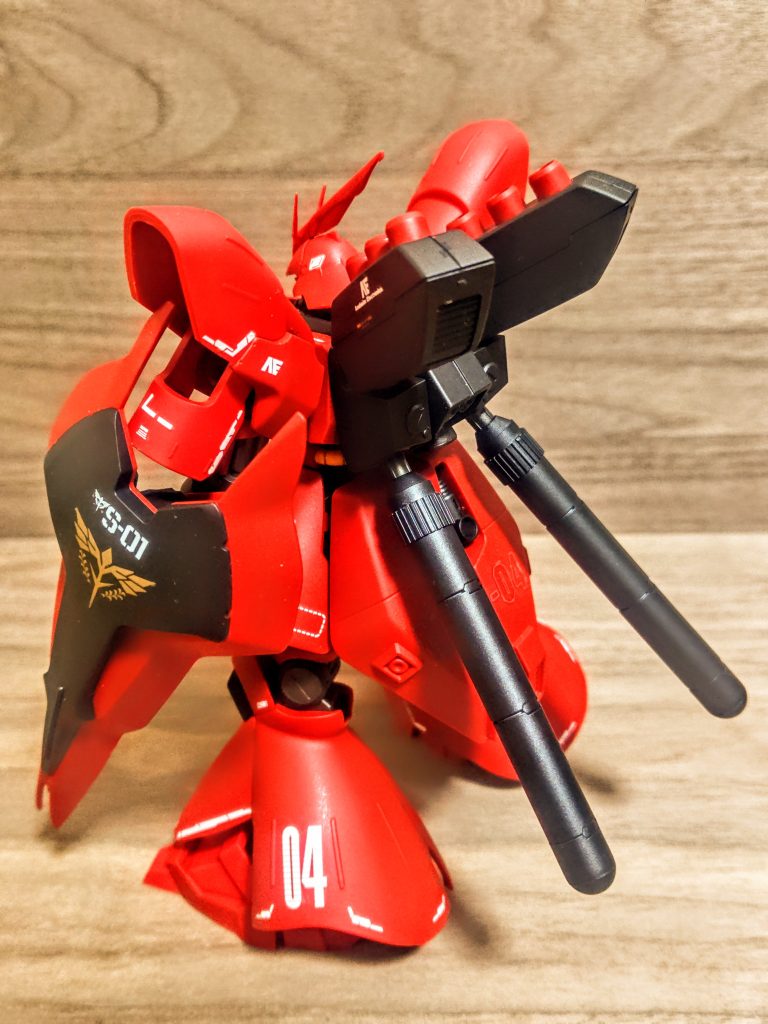 この黒も気に入ってるんですが、イメージ的には元から付いてたやつをリアルよりにしましたという感じです。サザビーはクールなイメージなので、白や黄色を減らし、黒を増やすのもありかと思いつつ、白も赤には合うし、黄色もなかなか、うーん、うーん、と。そうそう、コーティングが甘かったのか、小さなデカールが傷んだり剥がれたり、まぁ仕方ないですが早速ダメージが(泣)。普段はあまり触らないのでそんな事なかったんですが、このキットは格好良過ぎて触ってしまう(笑)。無理矢理貼り直してトップコートを追加してます。その度にだんだん層が厚くなり強くなるかもなと。(そんな事はないですか)