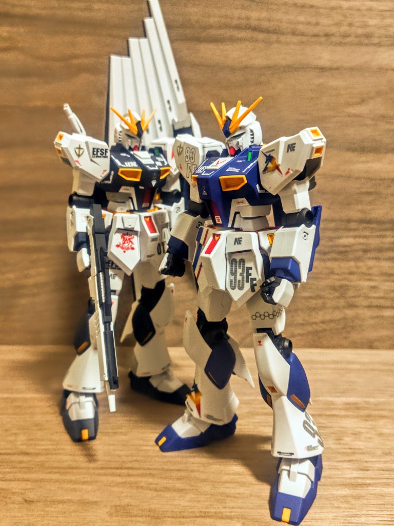 美しいカラーリングですねぇ。主人公、ヒロイックです。私のイメージするνガンダムは、やはりダークブルーのそれですが、この明るいブルー、あえていうとNT-1カラーと言いますか（笑）、これもまた意外や意外、良いイメージチェンジです。私はダークブルーカラーの通常キットでこの武器だけ持たせようかと思っていましたが（笑）、(貰ったのに酷過ぎる)思ったより美しいので本体も組み上げてしまいましたよ。