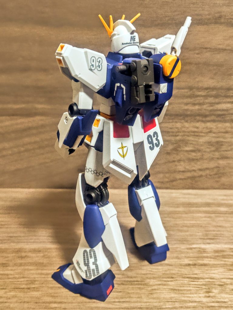 そうはいっても、例えばこのままでは淋しげに見える肩と腰の「93」の数字もまた、真ん中にド派手なロングレンジフィン・ファンネルが付いたなら、丁度いいバランスになったりするんです。そして左足のかかとにだけ赤いデカールを貼ったのはアクセントです。νガンダムはどこかアンバランスさがウリのモビルスーツですが、こんな小さなデカール1枚でも、なぜか左右非対称にしたくなります。ポツンと小さいのがあったとしても、そういう小さな違和感がどこか好きなんですよね。