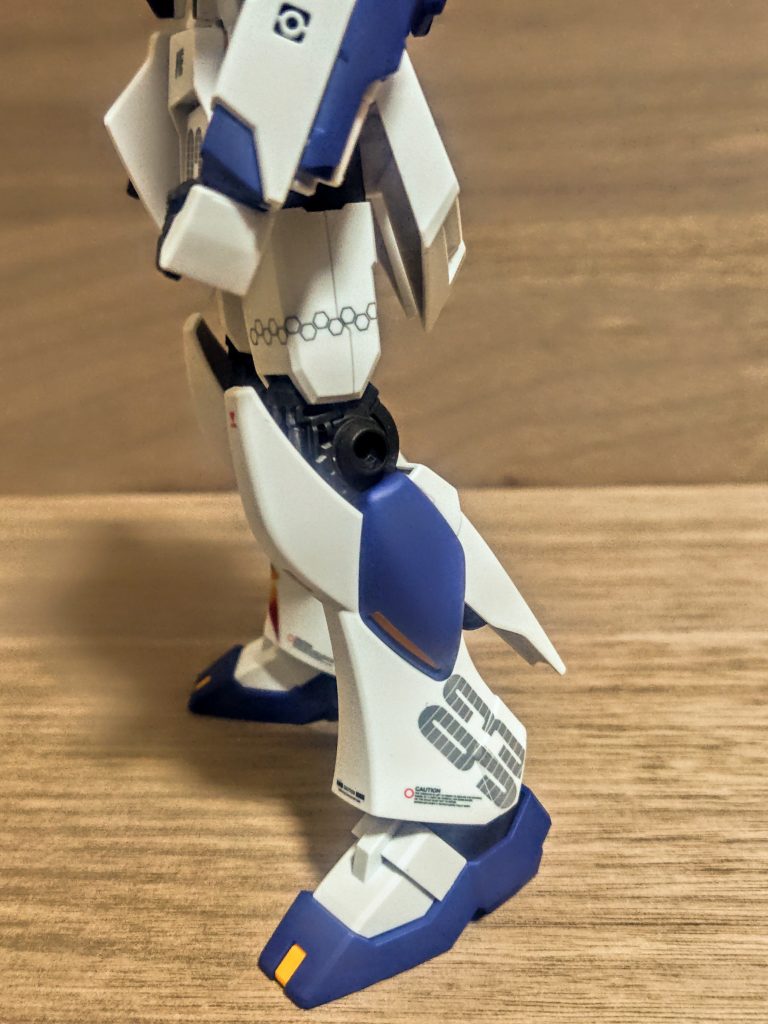 足のところ、相変わらず数字が大きい。私の定番ですね。凹凸のある所を1枚で被せるんで、切れ込みを入れて貼るのが大変でした。そのいつもの大きなデカールでの数字の表現はあれなんですが、今回は太ももに謎のマークを入れてみました。なんだそのタトゥーみたいなのは（笑）、と私も思いましたが、これがなぜかすごく気に入ってしまって、何がハマるかわからないものです。どうしてかはわかりませんが、立像に貼ってそうだなぁと思ってしまって。これからもこういう直感をキーに、自己満足の製作ライフを極めて行かないと（笑）。