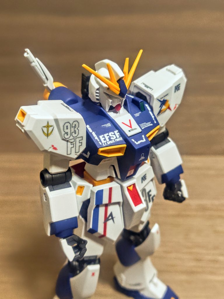 今回もそういう左右非対称を大切に貼ってます。それにしても見れば見るほどアレックスカラーですね。本当カッコイイです。NT-1作ろうかな。ちょっと古いので色分けが微妙かもしれませんが次の再販で買ってみよう。再販で言うと最近マーク2は見るようになりました、そっちはνガンダムに飽きてきたら次はそれもいいですね。青だと3機必要、白だと1つでいいとして、「どっちにするよ（笑）」