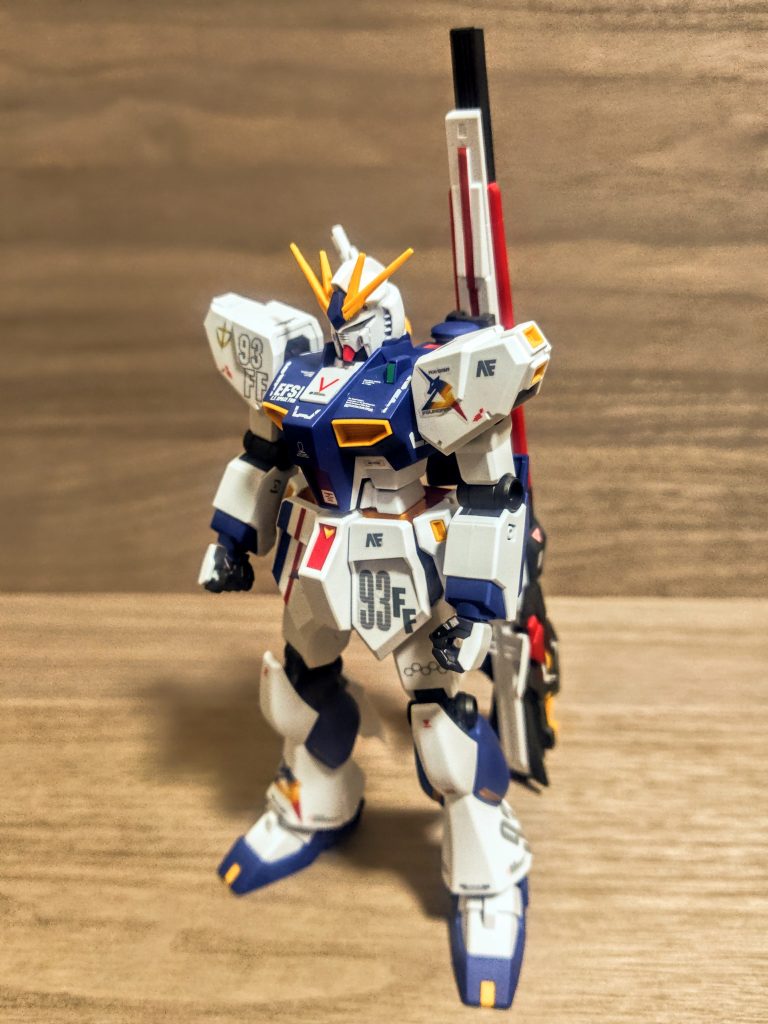 とか何とか言いつつ今回はここまで、じゃなくて、メインのロングレンジフィン・ファンネルを付けました。色分けはなかなか良く出来ています。シールでそこからさらに色を加えるんですが、私は少しだけにしてます。ちょっとシックに行きたくて。嘘です、落ち着いた感じで止めているのはノーマルカラーのνガンダムに持たせられるようにしていたからです（笑）。