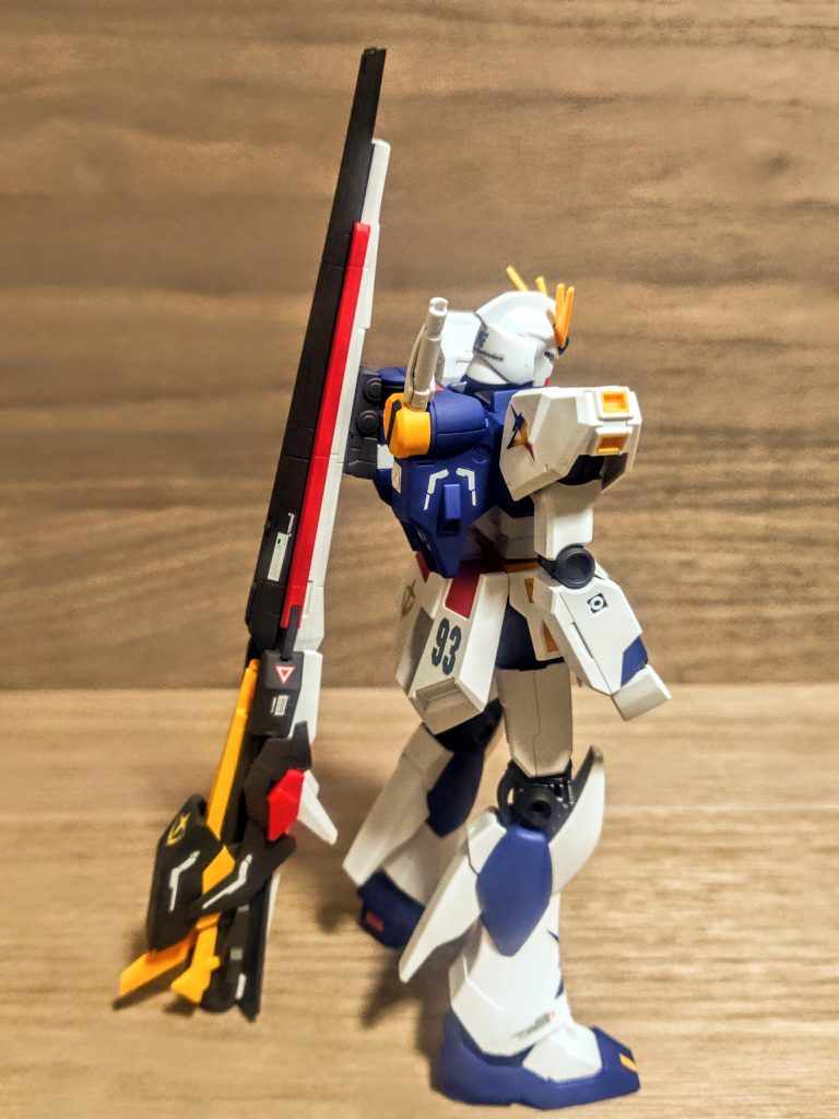 立像モデルと同じように地面に置いてバランスをとって上げることもできますが、地味に背負い浮かせて立たすことも出来ました。ロングレンジフィン・ファンネルはまだ軽いのかもしれませんね。思えば通常のフィン・ファンネルも重たいけど背負えるし、後ろへのバランスは余裕あるのかもですね。もちろん、この前話した劣化を考えると、背負わせて浮かしていると半年も持たないかもしれませんが。