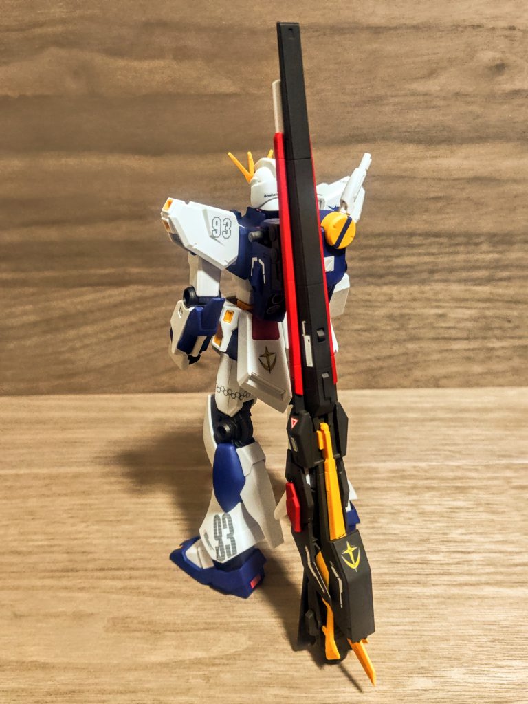 腕に付けて持たせようかなとも思ったんですが、タダでさえ大きなモデルなので、持たすとどのケースにも入らないかなと（笑）。。。ケース、なかなか良いのが見つかりませんよ。やっぱりダイソーさんの500円ケースの再販待ちかな。今はテーブルで寂しくくるくる回ってます（笑）。そのまま置いておく用にと作っても、お気に入りになると保管したくなってケースの中に。そうするとまた置いておく用にもう1つ欲しくなるんですよね、、、いけないいけない。