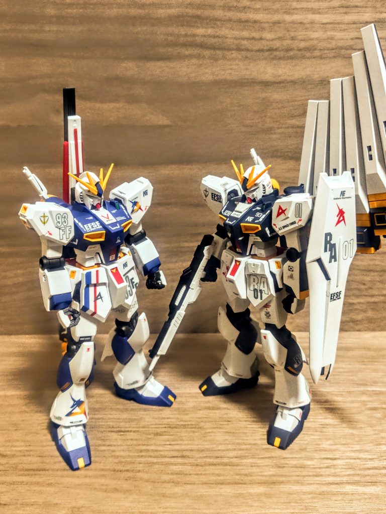 とても良いキットでした。立像モデルは万博ガンダム以来でしたが、このキットもお気に入り決定です。さて、私もこの前東京に行った時に立像ガンダムを見てきましたが、やっぱり大きくて目の前にあると嬉しいんですよね。あれはユニコーンなのかな、緑色になってましたが。そこは赤がよかったけど、あ、せっかくなんでちょっとだけみますか？（笑）。
