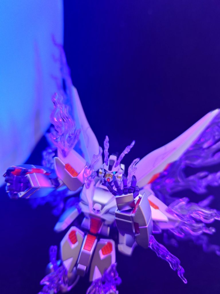 そして片目だけ蛍光塗料を使用してるため、ブラックライトで光ります(いつもの)敢えて片目だけにしたのがポイントです☝