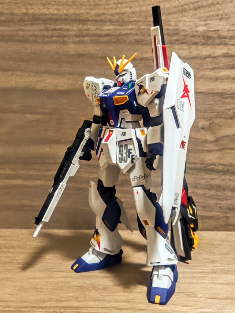 とりあえず、ビームライフルとシールドを追加しました。エントリーグレードのνガンダムをさらに一機買って（笑）。(銃と盾の為に追加て、、Gフレームかっ)残りのパーツは部品取り等に置いておきましょ。フィン・ファンネルが発売されたので、νガンダムの数が如実に減ってる（笑）、確保がしばらく大変になってきます。今回は腕のこの位置に盾をマウント出来るようにしました。エントリーグレードだと盾を腕の後ろにしか付けれないので、横に持ってこようとすると肘ロールを曲げる必要があって、これが腕の角度を自然に感じさせるのがなかなか難しくて。(ここだけEGはちょっと不便なんですよね)さて、やっぱり定番の武器や防具が付いてくると途端に安心感がありますね、立像よりからアニメよりになっていくような。