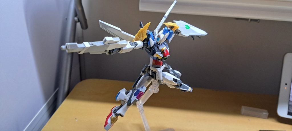 特徴は稼働範囲が広くサイドスカートにキーホルダーみたいにぶら下がっているビームサーベル両足ふくらはぎに脚力上げるブースターを装備しています射撃、近接に対応しやすい装備をしています