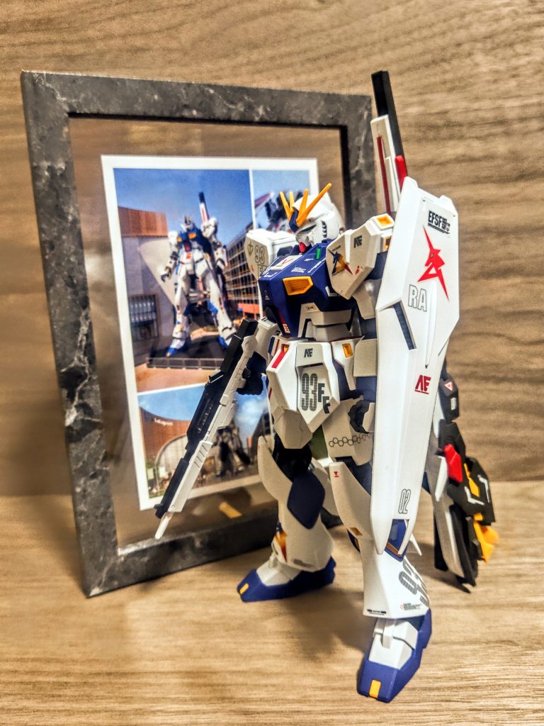 と言うわけで、私の福岡ガンダムは現在こんな感じで配置、ディスプレイされて回転台で回ってます（笑）。ちょっとお洒落に感じますね、お気に入りのキットなのでこれでしばらく回っててもらいましょ。トミーテックさんからNゲージのジオラマ用アクセサリーに薄いビルが発売されていて、それを後ろに飾ろうかなとも思ってるんですが結構高くて。そのお金でファンネルも本体も買えちゃいます（笑）。まんま立像のジオラマになって面白そう、それもまたケースにしまいたいけどちょっと勿体無いかな。ケースそのものも置くところがないですし（泣）、私のせまい部屋には保管スペース確保もなかなか大変で。まだ色々組んでるんですが、うーんうーん。とか何とか言いつつ今回はここまで。また次回お会いしましょう、ではまた。