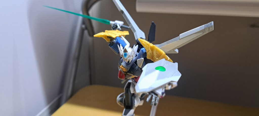 接近戦で対応し敵に近づき敵を駆逐するという感じですガンダム以外でも仮面ライダーやウルトラマンが大好きなのでそれに近い感じで作っております