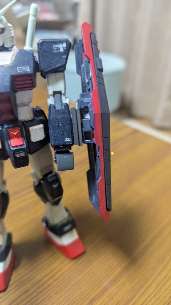シールドが腕に合わなかったので万博ガンダムのシールドに色を塗り、接着は磁石にしました。
