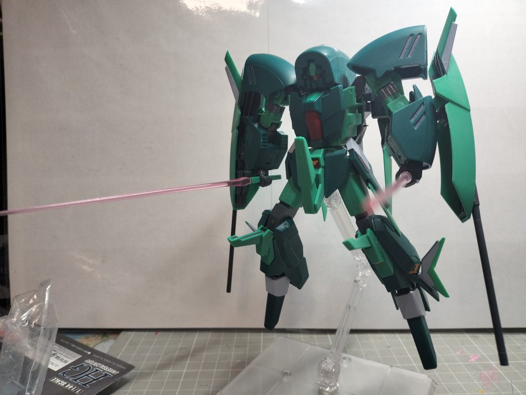 ビームサーベルを持たせてみたり…