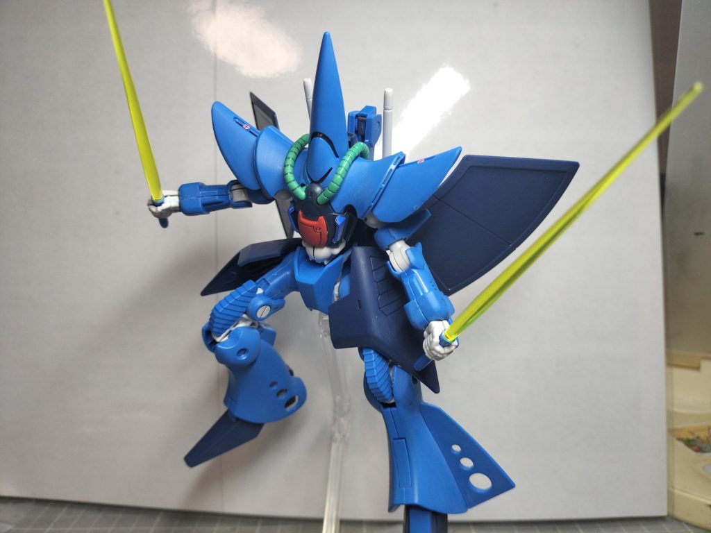 サーベルを構えるブラビ。