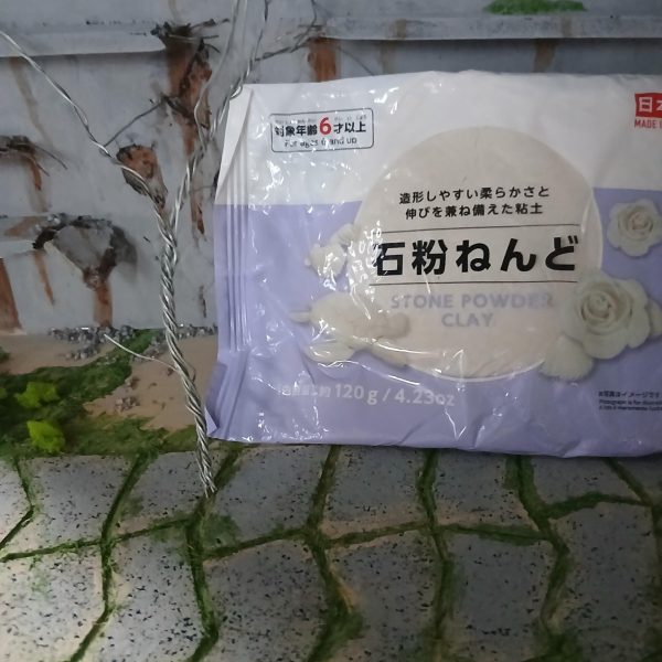 基本塗装完了✌️こっからウェザリング！緑を筆塗りしてたつもりがいつの間にか黄色っぽくなってた………まあ混色してたんですけどね……針金をヨジヨジして粘土で覆い木を作ります🌳初めてなんですが上手くいくかな〜？（2枚目）