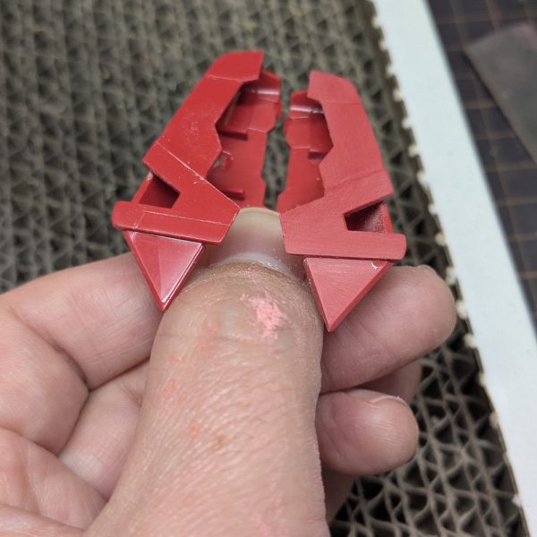 ←ビフォー→アフター表面処理しながらパーツの加工も同時に進めていきます💡このバーニア、くっついちゃってるのが気になって分離😅手間かかるからやらなきゃ良いのに、気になってしまった🤣その他、分解しながら後ハメ加工やエッジ出しなど…時間かかるわ～💦💦（3枚目）