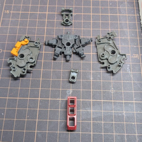 ←ビフォー→アフター表面処理しながらパーツの加工も同時に進めていきます💡このバーニア、くっついちゃってるのが気になって分離😅手間かかるからやらなきゃ良いのに、気になってしまった🤣その他、分解しながら後ハメ加工やエッジ出しなど…時間かかるわ～💦💦（2枚目）