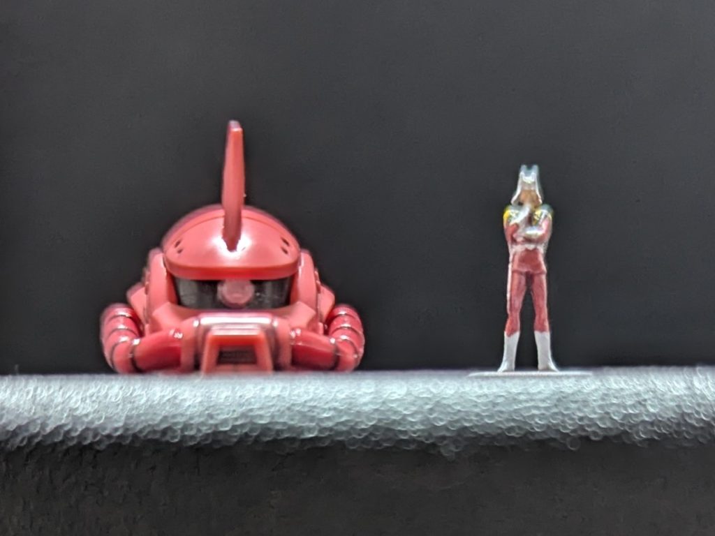 1/144 シャア少佐頭部と比べてこの大きさ。 人が居るとMSとの大きさ比較がしやすくザクってこんなに大きいのか!! ってなりますね。この少佐はRGズゴックに付属のものです。&nbsp;