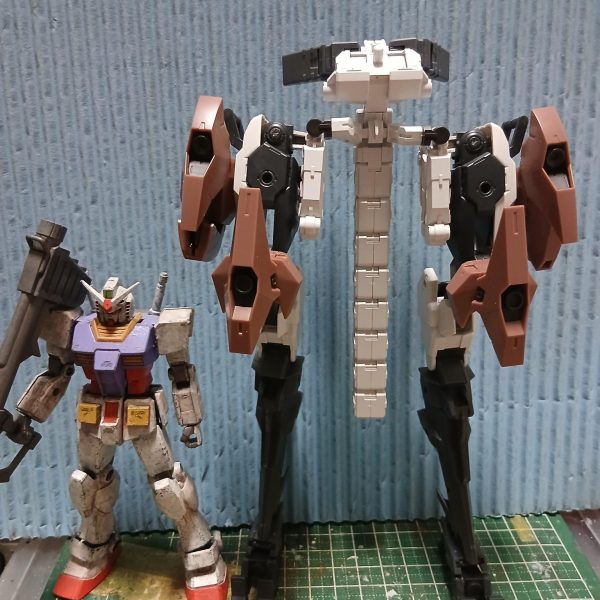 ムフフ‼️こんな所を覗く物好きな人達へ……脚といえばアイツの脚ですよ〜かなりデカイです！EGガンダムが小さい訳ではない……（2枚目）