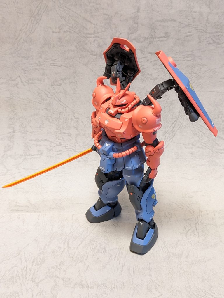 俯瞰で一枚。今回女性らしさを表現したポイントは肩アーマーをhgucリヴァイブザクの小ぶりにした事機体色をピンクとブルーのツートンにした事です。