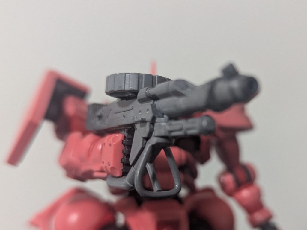 ザクマシンガンをグリップ下のパイプのようなパーツが一体成型で良くなかったので、切り飛ばして真鍮線で作り直しました。見えにくいですが銃身はスス汚れっぽくしてあります。