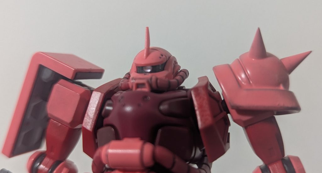 バストアップモノアイは切り飛ばしてシルバー塗った後にピンクレジンにしました。キラッとしていい感じに。シールド裏はガンダムマーカーで塗りましたが想像以上に綺麗に濡れてよかったです。スパイクは既存物が丸く細かったため、切り飛ばして別パーツをつけてます。