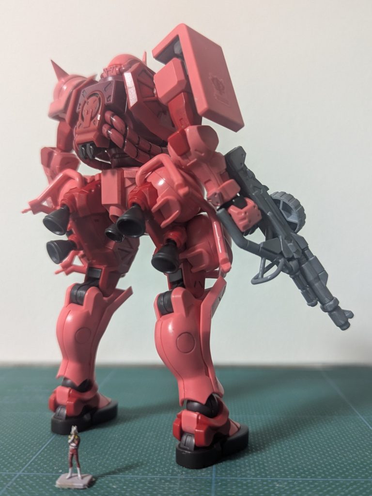 バックショット改めてみると、オリジナルに比べて細い印象。それでもザクだと思えるのはデザイナーさんのセンスの良さなんだと思います。GQはエヴァにしか見えませんでしたが、ここ最近では見慣れてきてかっこいいと感じてますWWW&nbsp;