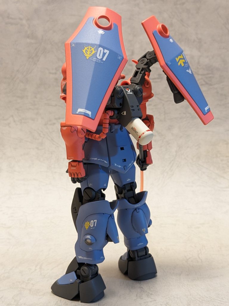 リアショット。膝下のパーツはhgucザク改のパーツを上下逆さに付け足元のボリュームを少なくすることでスタイリッシュな感じを出しました。このアイデアはいつかずっと形にしたいと思っていたので、上手く作れて満足してます。