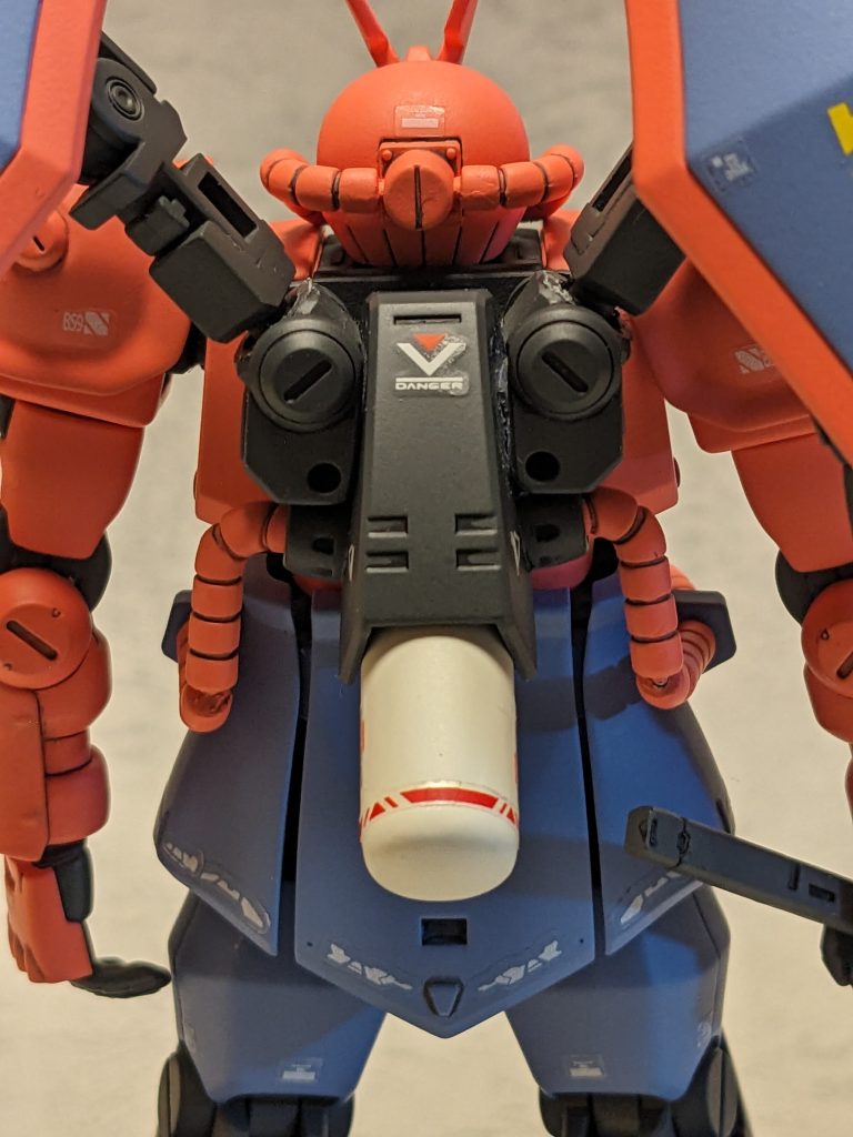 バックパックのアップ。背中に背負ってるシールドバインダーの裏側にはhgucリック・ドムⅡのふくらはぎバーニアが付いてるので、それじゃエネルギー足りないだろて事でプロペラントタンクを付けてます。接続アーム基部はhgucザク改の足首パーツ、アーム本体はhgucグフの腕内部のパーツをそのまま使ってます