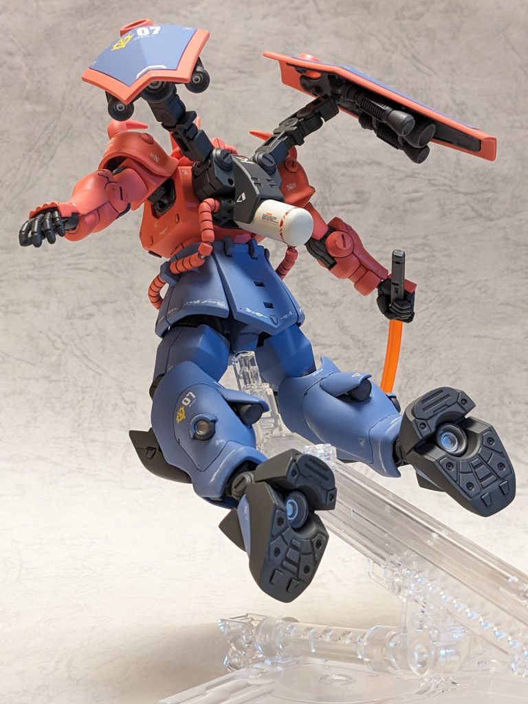 こちらからだとバーニアが良く見えますね。ホントはケンプファーの出撃シーンの様に、地面ギリギリを掠めて跳んでる感じにしたかったです。