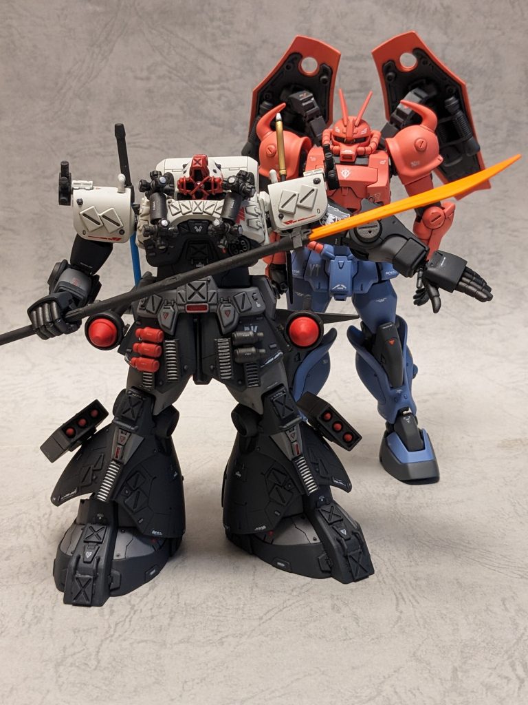 前作弁慶ドムとツーショット。実は義経と弁慶の体格差からしてドムの方が大きいはずなのですが、hgucグフ・カスタムの膝ブロックが思ったより大きくて結果的に義経グフの方が背が高くなってしまいました。なので遠近法で何とか誤魔化してます。