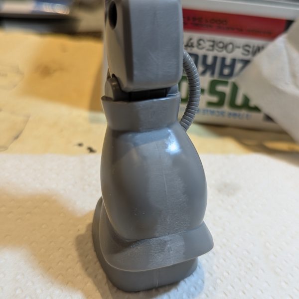 食っちゃ寝を繰り返し、英気を養いましたので次作のパーツをわが家の神棚へご奉納。ネコ皇王殿下、皇太子殿下に拝礼を済ませつつ、起工式、つつがなく執り行いました😸ちょいちょいミキシングしてと思いましたが、圧倒的なスタイルの違いΣ(ﾟ∀ﾟﾉ)ﾉｷｬｰｯ❗️胴長短足…日本古来の体型、伝統を受け継いでおりますね(zaku-kao8)✨旧キットのままで新年参ります(｀･ω･´)ゞ基地も機体も灰色まみれ✨何かを挿していかんとなぁと考えながらまずは合わせ目処理・ヤスリがけから静かな正月を過ごしておりますヽ(´ｴ`)ﾉネコ氏が考案した、攻防一体のヤドカリ殺法✨ドヤ顔してますが……うん、隙だらけだぞと言いたい(zaku-kao8)笑（2枚目）