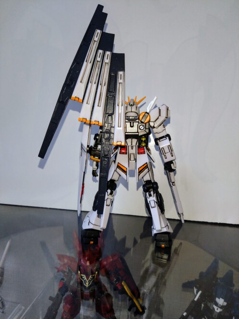 シールド裏のミサイルはシルバー→クリアーレッドを重ね塗りしました。