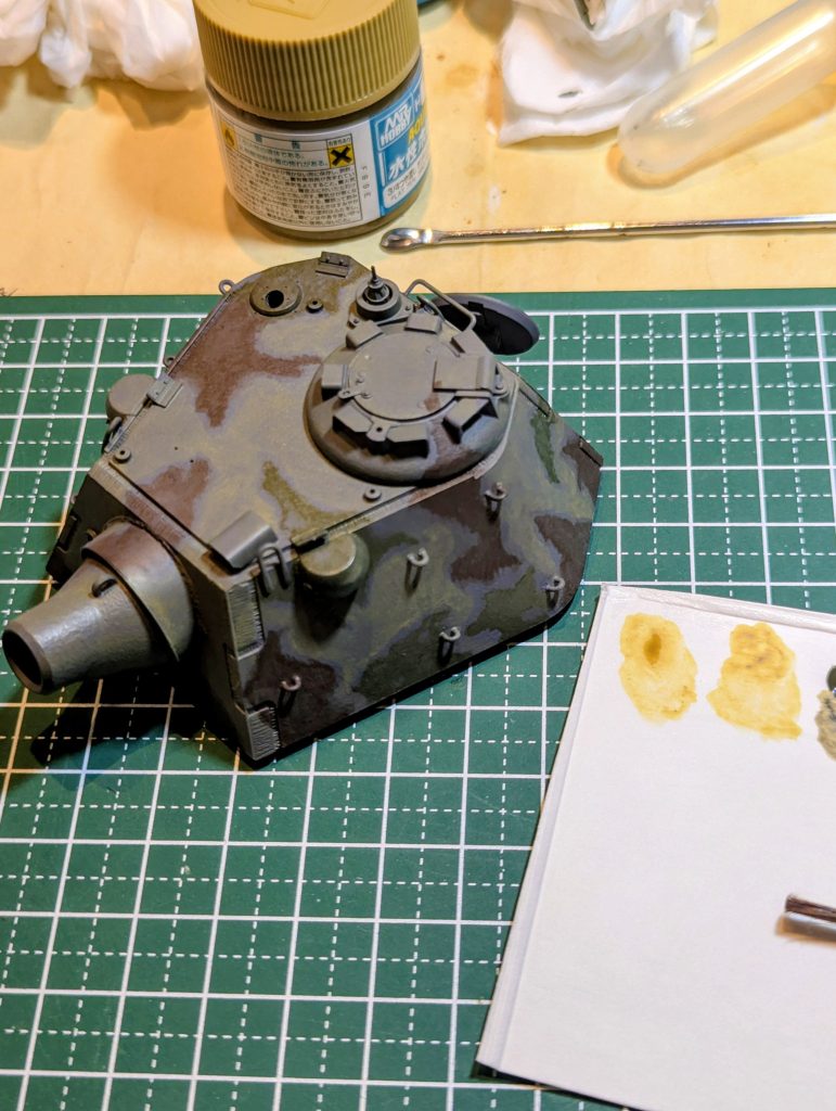 作品名：【迷彩チャレンジ①】<p>正月から1/35パンターF型、しみさん流水性筆塗りで取り組んでおります🫡 レッドブラウン、2周 オリーブドラブ(2)、2周 サンディーイエローを入れ始めたところです やってみて一言、、、 猩々さん、、うますぎです(TдT [&hellip;]</p>
