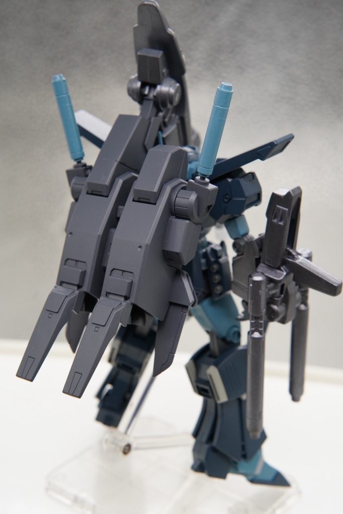 ランドセルは強化型っぽく意識して作成。バーニアも通常と異なり、2連ツインになっています。ハイパーメガカノンを支えるように左だけプラ板で箱組み作成。