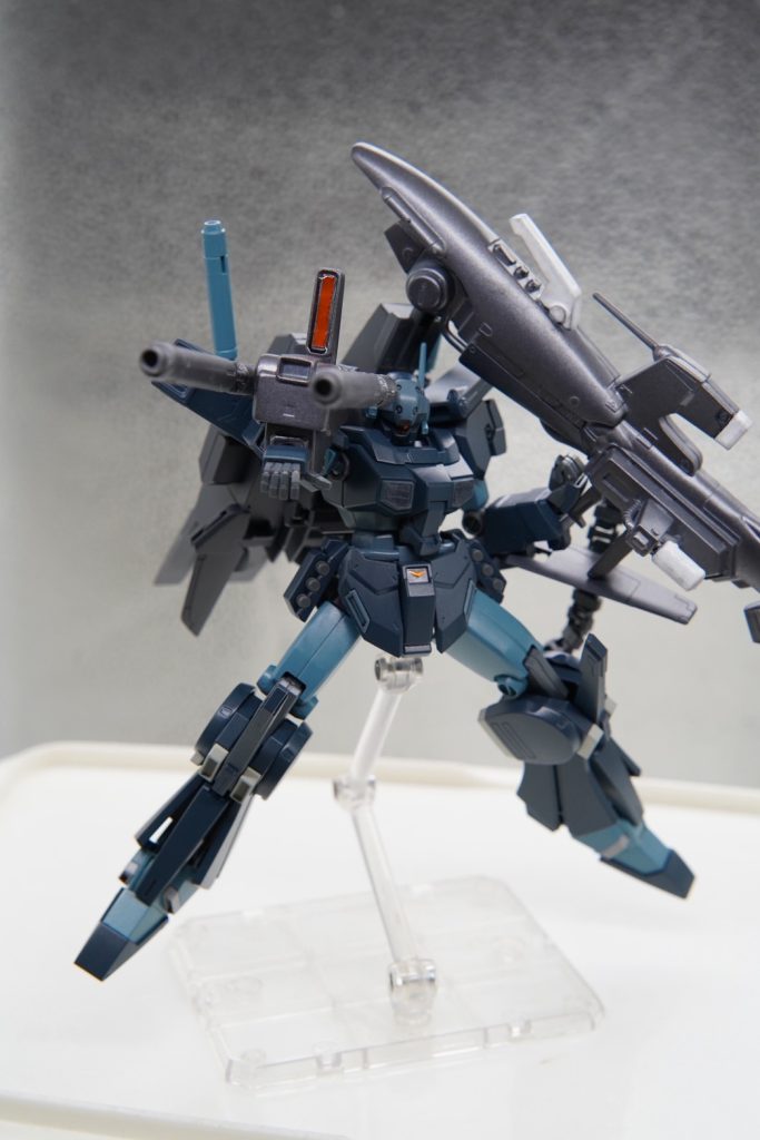 ダブルビームライフル構え!!センサー類は全て自作し、レジンで奥行を出しました。ジェスタなら緑よりオレンジのイメージだったので、統一感でていい感じに。