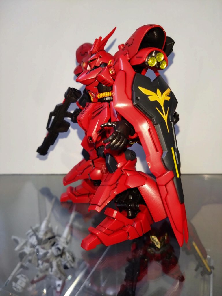 Mr.カラーはMSサザビーレッド、バーニアにGXメタルイエローを使用し、シールドにエナメル塗料のレモンイエローを使用しました。