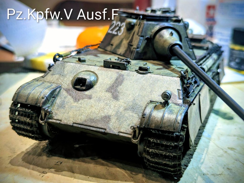 作品名：【迷彩チャレンジ③】完成できました💦<p>１年放置していたパンターF型、完走できました ヽ(´ｴ`)ﾉ✨ 猩々さんの迷彩、しみさんの筆塗りを模範に ウェザリングはそこまで泥々にしない塩梅で 仕上げました。 本体にデカールを貼りチッピング、半ツヤコート、 その後ピ [&hellip;]</p>
