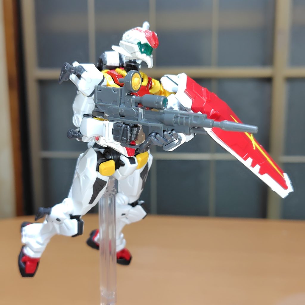 ビームライフル構えての巡航形態。フォアグリップ無いが平手付属だから銃身下部に添えて。