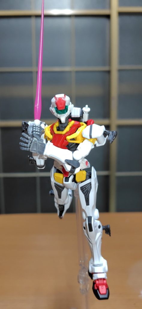 少々情けない感じではあるが、ビームサーベル抜刀しての突撃。サーベル柄自体が短いのもあって左手は添える形で持つ事に。