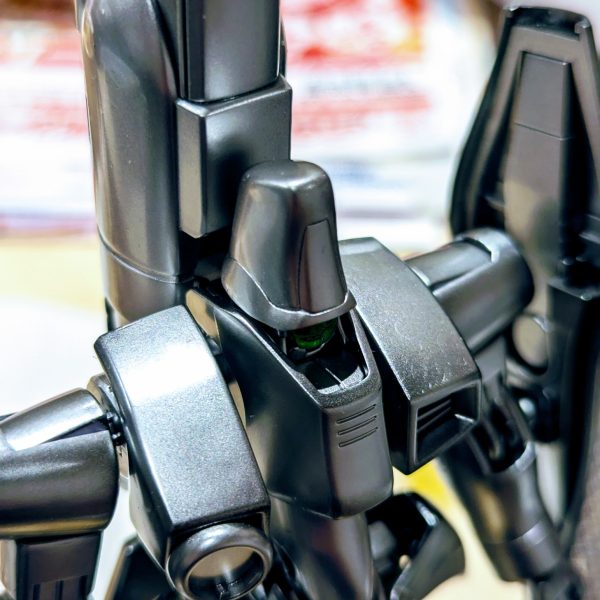 1枚150円の防塵マスクを購入しました✨ウソっ！って思うほど咳き込みがありません😹これは…いいものだヽ(´ｴ`)ﾉ☆クリアカラーに行く前の、オールシルバー状態です。これはこれで好きです🤤サブ萌えに近い状態ですかね。お師匠❗️大変遅くなりましたがオールシルバー、今頃アップ致しました(_ _)💦うーーん…鏡面をやろうと思う時、なぜかスレンダーな機体を選んでしまいます💧絶対キュベレイの方が塗面が広くていいのに…生まれは江戸っ子の端くれ、乗りかかった船は降りねえぜ、てやんでぇ笑(zaku-kao8)今回、塗面処理1,000番までヤスリ掛け⇒サフはなしでやりました。ザラつき感を排除して可能な限り平滑な塗面を作る為と、ある方の投稿を参考にさせて頂きました🙏ラッカー、GGXブラック光沢⇒アクリル、スーパークロームシルバー2⇒水性トップコート光沢で下地シルバーを保護しました。GGXクリアー光沢で保護しようとしましたが、ラッカーがシルバーを溶かしてぼやけてしまうかなと思い、万能な水性トップコートにしました🐱しっかり寝かせて乾燥待ちの間、パンターの履帯を泥濘を踏んだばかりぐらいにドロドロにしたい気持ちになりましたヽ(´ｴ`)ﾉ前回までは八雲のアース＆グレイムとアクリル薄め液で付着させました。その上からウェザリングペースト：マッドブラウンを皿に取り、ウェザリングカラー：グランドブラウンで溶いた、ねちゃねちゃしたまさにドロ状態の塗料を盛っていきました(zaku-kao8)塗りたての時はいいウェット感とテカリがあり、そのままでいて欲しいのですが、乾燥は止められずカピカピになりました😿長期的に続くウェット感が欲しくエナメル：オイルを溶いて塗ってみたのが今回です。さて、乾いたらどんな感じになるでしょうか😅皆様、サウナや浴室からのヒートショックにご用心くださいね🙏（2枚目）