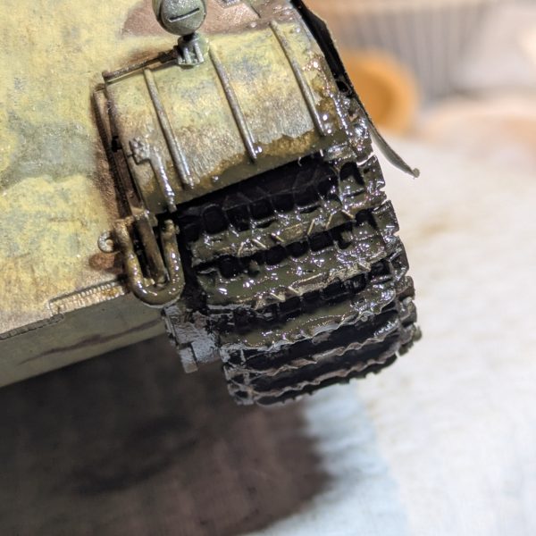 1枚150円の防塵マスクを購入しました✨ウソっ！って思うほど咳き込みがありません😹これは…いいものだヽ(´ｴ`)ﾉ☆クリアカラーに行く前の、オールシルバー状態です。これはこれで好きです🤤サブ萌えに近い状態ですかね。お師匠❗️大変遅くなりましたがオールシルバー、今頃アップ致しました(_ _)💦うーーん…鏡面をやろうと思う時、なぜかスレンダーな機体を選んでしまいます💧絶対キュベレイの方が塗面が広くていいのに…生まれは江戸っ子の端くれ、乗りかかった船は降りねえぜ、てやんでぇ笑(zaku-kao8)今回、塗面処理1,000番までヤスリ掛け⇒サフはなしでやりました。ザラつき感を排除して可能な限り平滑な塗面を作る為と、ある方の投稿を参考にさせて頂きました🙏ラッカー、GGXブラック光沢⇒アクリル、スーパークロームシルバー2⇒水性トップコート光沢で下地シルバーを保護しました。GGXクリアー光沢で保護しようとしましたが、ラッカーがシルバーを溶かしてぼやけてしまうかなと思い、万能な水性トップコートにしました🐱しっかり寝かせて乾燥待ちの間、パンターの履帯を泥濘を踏んだばかりぐらいにドロドロにしたい気持ちになりましたヽ(´ｴ`)ﾉ前回までは八雲のアース＆グレイムとアクリル薄め液で付着させました。その上からウェザリングペースト：マッドブラウンを皿に取り、ウェザリングカラー：グランドブラウンで溶いた、ねちゃねちゃしたまさにドロ状態の塗料を盛っていきました(zaku-kao8)塗りたての時はいいウェット感とテカリがあり、そのままでいて欲しいのですが、乾燥は止められずカピカピになりました😿長期的に続くウェット感が欲しくエナメル：オイルを溶いて塗ってみたのが今回です。さて、乾いたらどんな感じになるでしょうか😅皆様、サウナや浴室からのヒートショックにご用心くださいね🙏（5枚目）