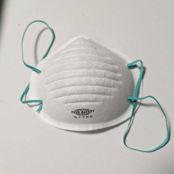 1枚150円の防塵マスクを購入しました✨ウソっ！って思うほど咳き込みがありません😹これは…いいものだヽ(´ｴ`)ﾉ☆クリアカラーに行く前の、オールシルバー状態です。これはこれで好きです🤤サブ萌えに近い状態ですかね。お師匠❗️大変遅くなりましたがオールシルバー、今頃アップ致しました(_ _)💦うーーん…鏡面をやろうと思う時、なぜかスレンダーな機体を選んでしまいます💧絶対キュベレイの方が塗面が広くていいのに…生まれは江戸っ子の端くれ、乗りかかった船は降りねえぜ、てやんでぇ笑(zaku-kao8)今回、塗面処理1,000番までヤスリ掛け⇒サフはなしでやりました。ザラつき感を排除して可能な限り平滑な塗面を作る為と、ある方の投稿を参考にさせて頂きました🙏ラッカー、GGXブラック光沢⇒アクリル、スーパークロームシルバー2⇒水性トップコート光沢で下地シルバーを保護しました。GGXクリアー光沢で保護しようとしましたが、ラッカーがシルバーを溶かしてぼやけてしまうかなと思い、万能な水性トップコートにしました🐱しっかり寝かせて乾燥待ちの間、パンターの履帯を泥濘を踏んだばかりぐらいにドロドロにしたい気持ちになりましたヽ(´ｴ`)ﾉ前回までは八雲のアース＆グレイムとアクリル薄め液で付着させました。その上からウェザリングペースト：マッドブラウンを皿に取り、ウェザリングカラー：グランドブラウンで溶いた、ねちゃねちゃしたまさにドロ状態の塗料を盛っていきました(zaku-kao8)塗りたての時はいいウェット感とテカリがあり、そのままでいて欲しいのですが、乾燥は止められずカピカピになりました😿長期的に続くウェット感が欲しくエナメル：オイルを溶いて塗ってみたのが今回です。さて、乾いたらどんな感じになるでしょうか😅皆様、サウナや浴室からのヒートショックにご用心くださいね🙏（3枚目）