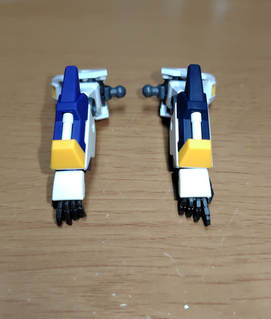 福岡νは明るい青の他、両手の平手が付属。νガンダム事態前腕の右が普通だが、左はサーベルラックの左右非対称。本機はEGνのサーベルラック付の前腕流用で両腕にサーベル付の左右対称にした。