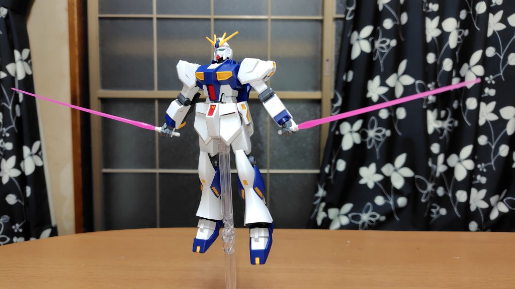 両腕前腕部にサーベルラック付にしたからバックパックにサーベル付ける必要無い為のサーベル二刀流。