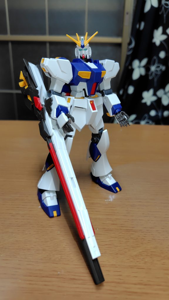 前腕部に取り付けだと、本来の普通の前腕にしないと取り付け出来ない為、換装して前腕装備。