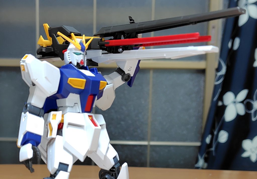 左肩からバズーカみたく発射体勢。